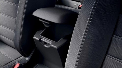 Intelligente Ablagemöglichkeiten  Telefon, Schlüssel, Brille, Brieftasche… Dank vieler Ablagemöglichkeiten in Griffweite in der Mittelkonsole des neuen Sandero organisieren Sie Ihren Alltag mit Leichtigkeit.