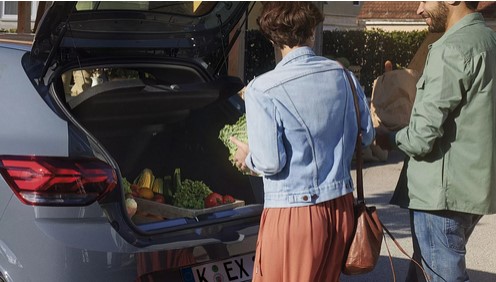 Geräumiger Kofferraum  Sie müssen sich nicht mehr darum sorgen, wie viele Koffer Sie einpacken können! Dank dem geräumigen Kofferraum reisen Sie (auch voll beladen) unbesorgt.