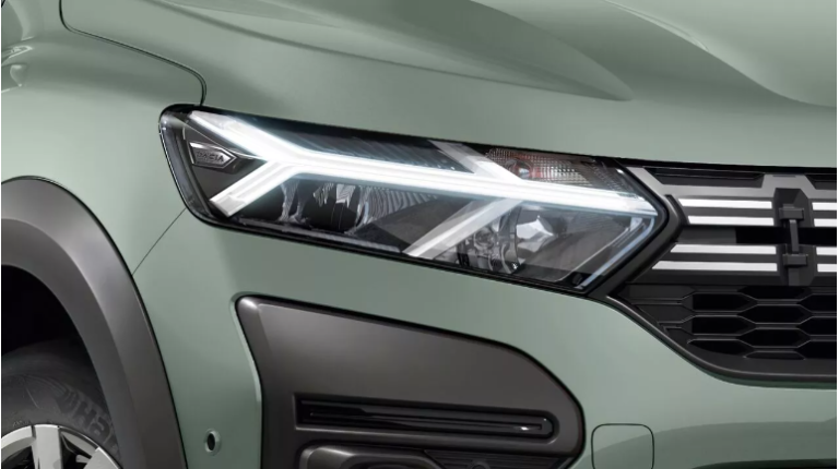 LED-Abblendlicht: Das LED-Abblendlicht an Ihrem Sandero schaltet sich automatisch ein, um Ihnen Tag und Nacht unter allen Bedingungen optimale Sicht zu bieten. Zusätzlich erleichtert die automatische Aktivierung der Scheibenwischer das Fahren.