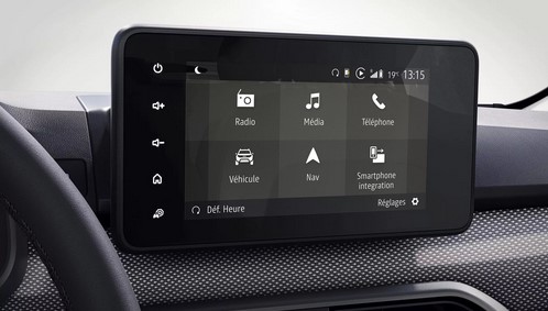 Media Control und Dacia Media Control App: Mit dem Media Control System mit Radio, Bluetooth® Telefonverbindung und integriertem Display auf dem 3,5-Zoll- Fahrerdisplay können Sie Ihr Audiosystem vom Lenkrad aus bedienen. Für noch mehr Benutzerfreundlichkeit an Bord erleichtert Ihnen die Dacia Media Control App den Zugriff auf Ihr bevorzugtes Navigationssystem über Ihr Telefon und zeigt die Radio-Benutzeroberfläche auf dem Bildschirm an. In den Vordertüren sind 2 Lautsprecher eingebaut.