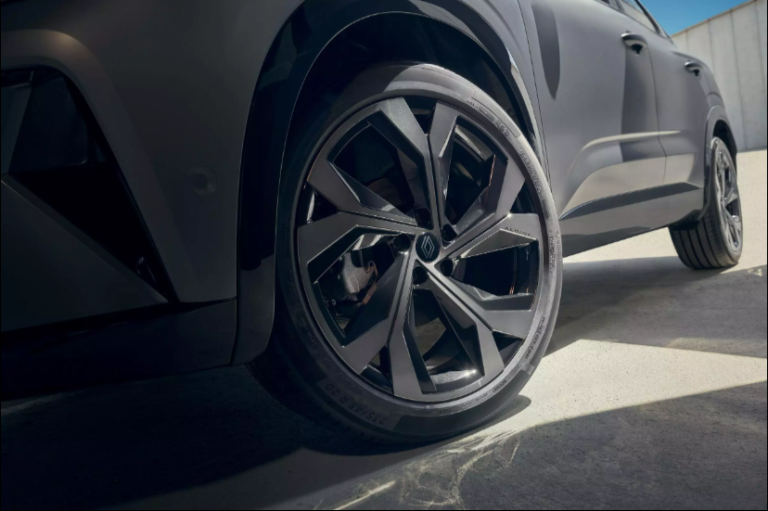 Glanzgedrehte Daytona 20-Zoll-Leichtmetallfelgen mit rauchigem Klarlack