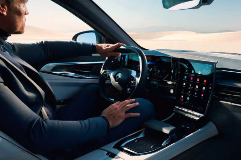 OpenR link Multimediasystem mit integrierten Google Services* und über 50 Apps** im Fahrzeug