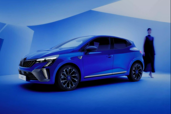 gravierte Embleme und 17-Zoll-Felgen „La Flèche“ bei der Version „Esprit Alpine“